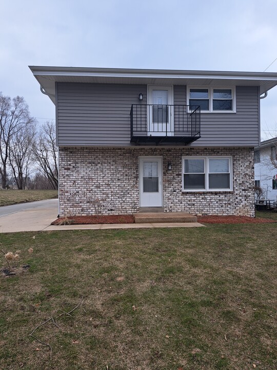 922 W Montana St, Unit Spacious lower 3 bedroom in Milwaukee, WI - Building Photo