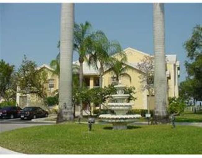 2890 N Oakland Forest Dr, Unit 111