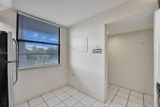 1502 Whitehall Dr, Unit 303 in Davie, FL - Building Photo - Building Photo