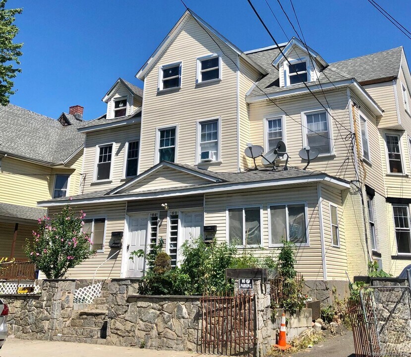 64 James St in Bridgeport, CT - Building Photo