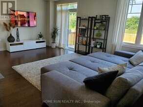 1018 Cedar Creek Dr in Ottawa, ON - Building Photo - Building Photo