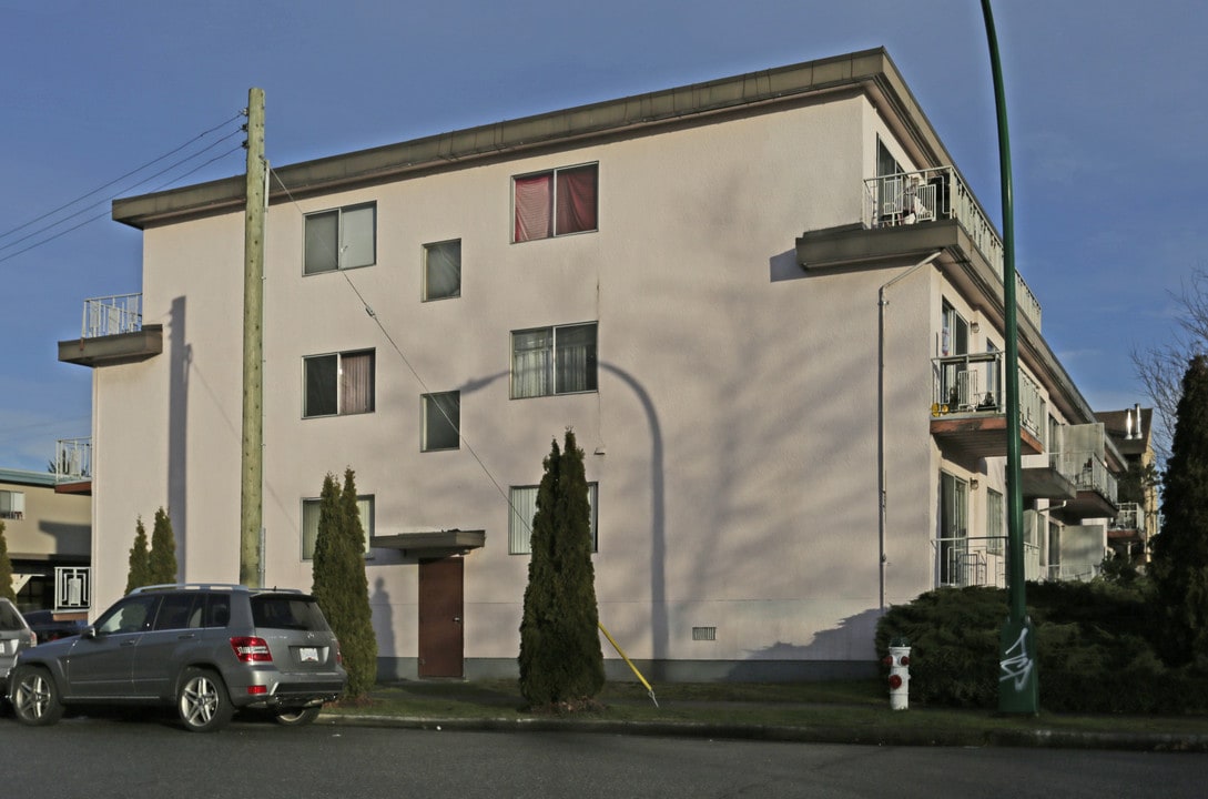 5111 Imperial St in Burnaby, BC - Building Photo