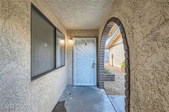5913 Smoke Ranch Rd, Unit A in Las Vegas, NV - Building Photo - Building Photo