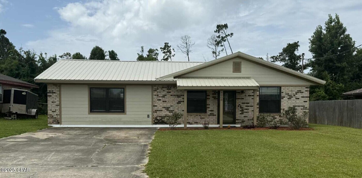 4008 E 12th Ct in Panama City, FL - Foto de edificio
