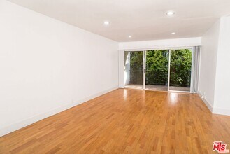 416 N Oakhurst Dr, Unit 202 in Beverly Hills, CA - Foto de edificio - Building Photo