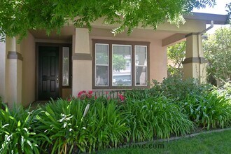 9844 Pipit Way in Elk Grove, CA - Building Photo - Building Photo