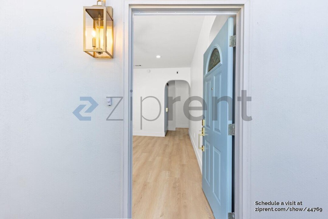 2020 Glasgow Ave in Encinitas, CA - Foto de edificio