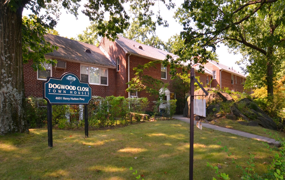 Dogwood Close Townhomes in Riverdale, NY - Building Photo