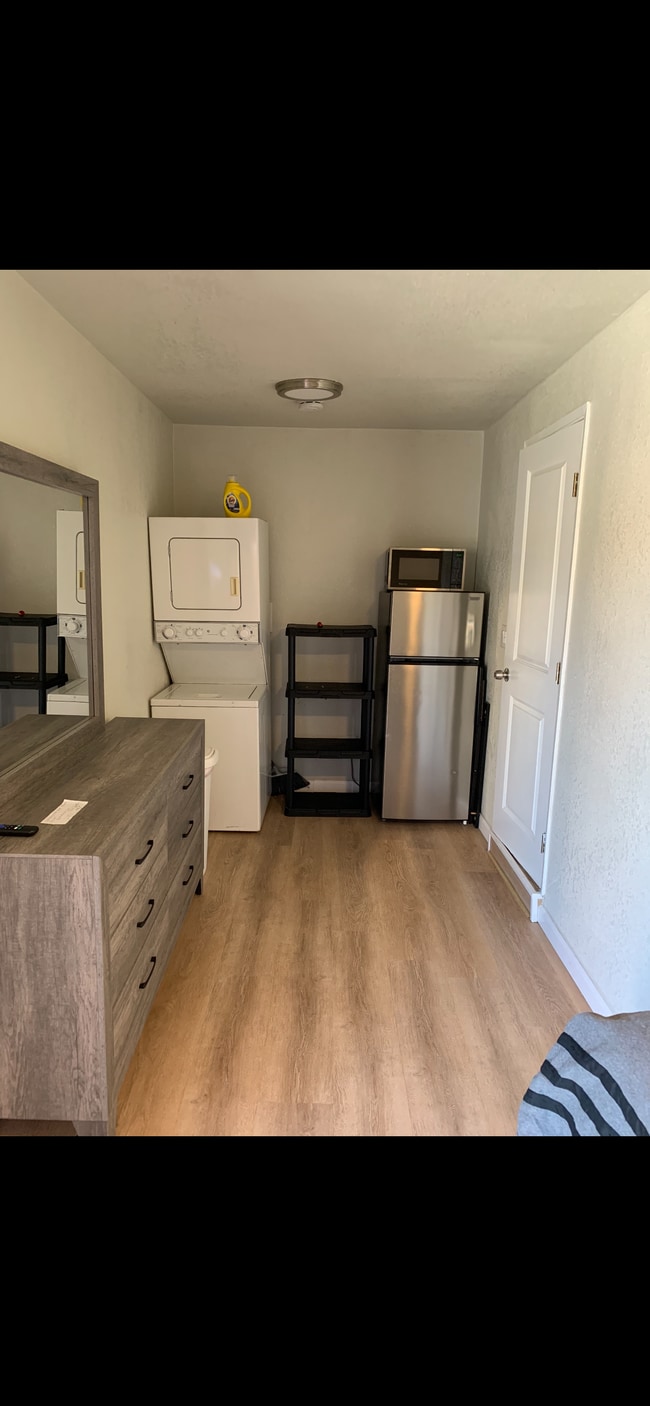 5031 Bakman Ave in Los Angeles, CA - Building Photo - Building Photo