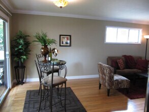 131 Hawthorne Ave, Unit E in Palo Alto, CA - Foto de edificio - Building Photo