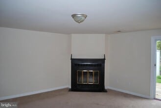 4655 Whitaker Pl in Woodbridge, VA - Building Photo - Building Photo