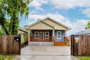110 Amundsen St in Houston, TX - Building Photo