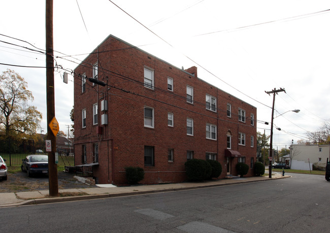 1005 45th St NE in Washington, DC - Building Photo - Building Photo