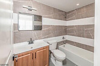 125 Broughton Ave, Unit 2 in Bloomfield, NJ - Building Photo - Building Photo