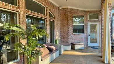 15216 Saddlewood Dr in Conroe, TX - Foto de edificio - Building Photo