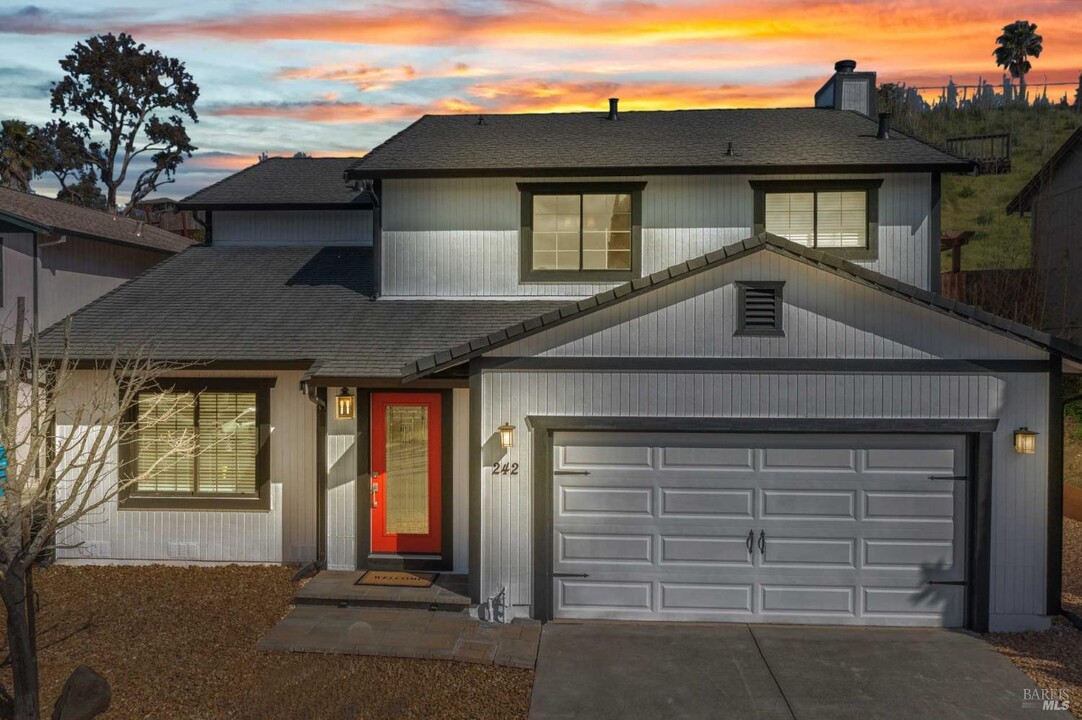 242 Toledo Ct in Vallejo, CA - Foto de edificio