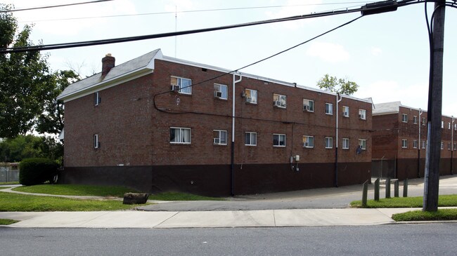 Lake Shore Club Apartments in Camden, NJ - Building Photo - Building Photo