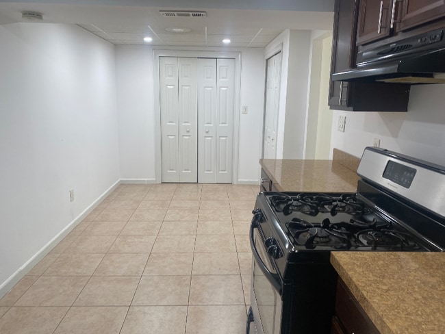 46 Pearsall Pl in Deer Park, NY - Foto de edificio - Building Photo