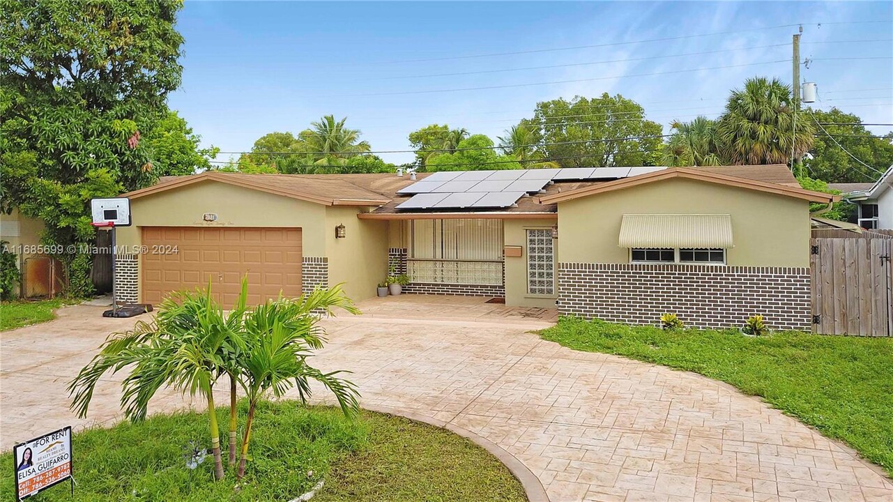 7821 Fairway Blvd in Miramar, FL - Building Photo