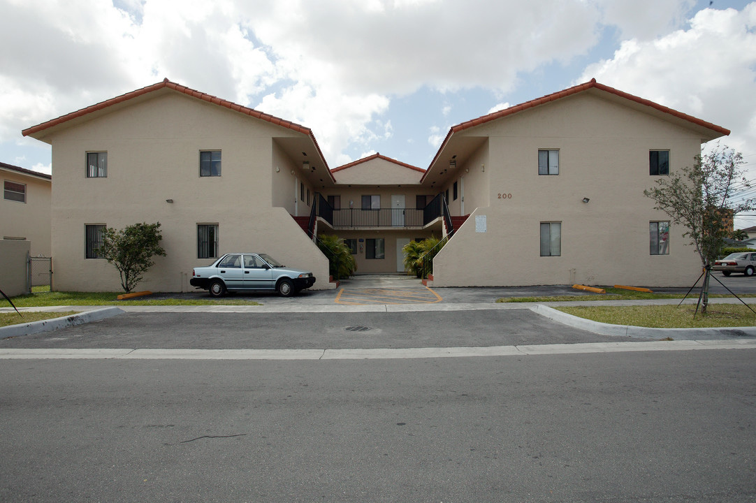 200 E 8th St in Hialeah, FL - Foto de edificio