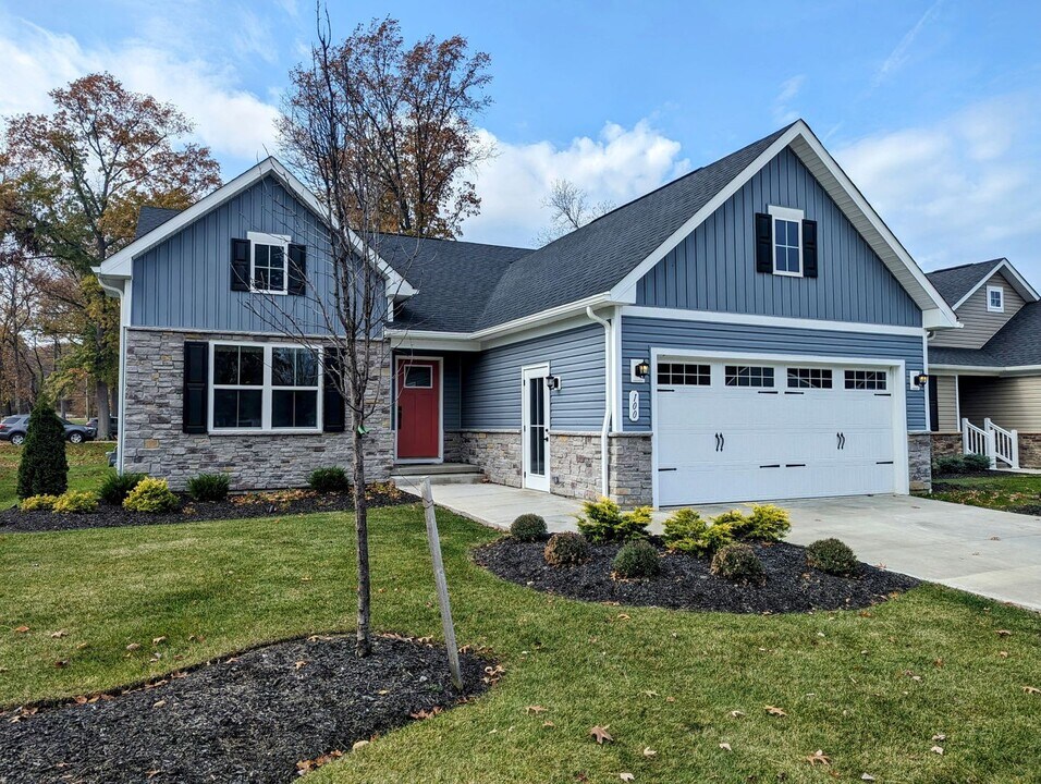 100 Eagle Cir in Amherst, OH - Building Photo