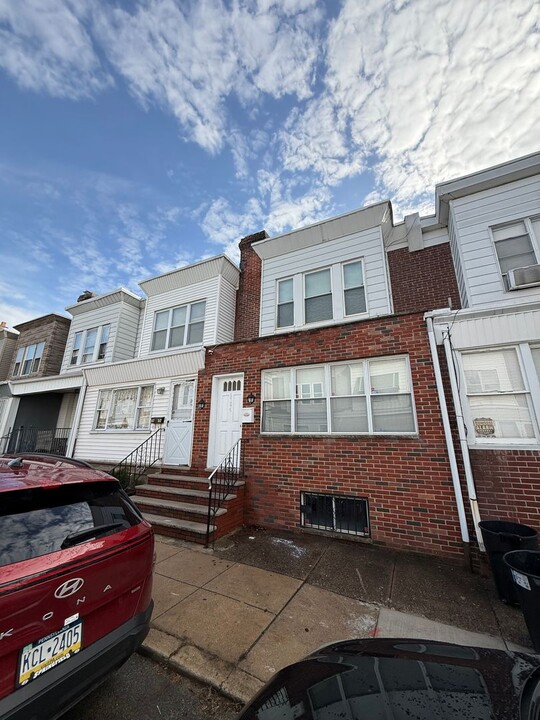 6754 Linmore Ave in Philadelphia, PA - Building Photo