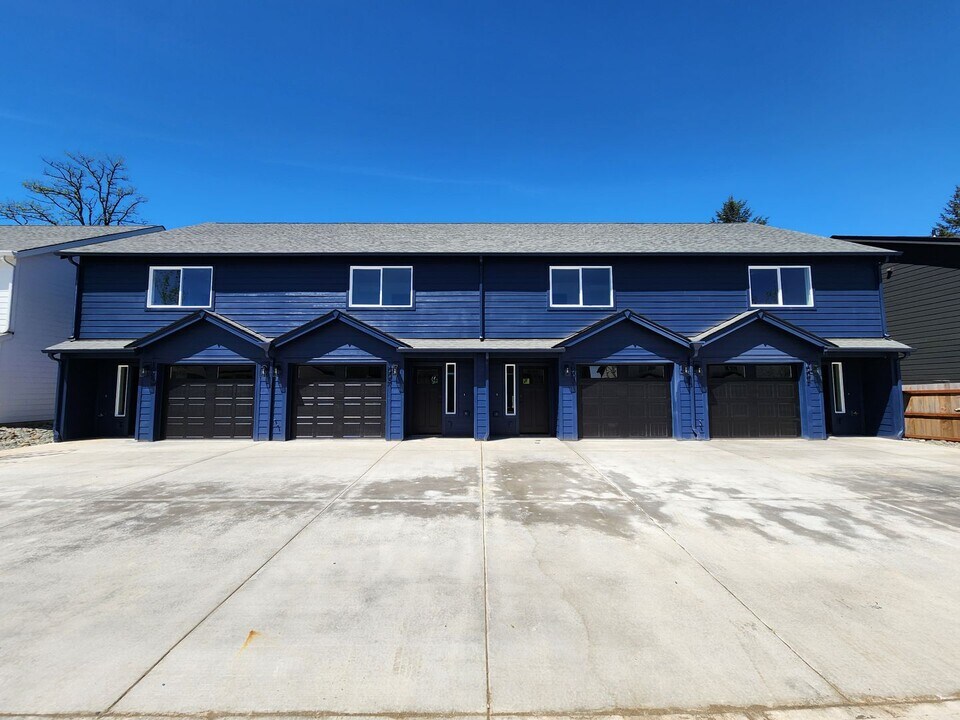 1005 Peach Rd in Winlock, WA - Building Photo