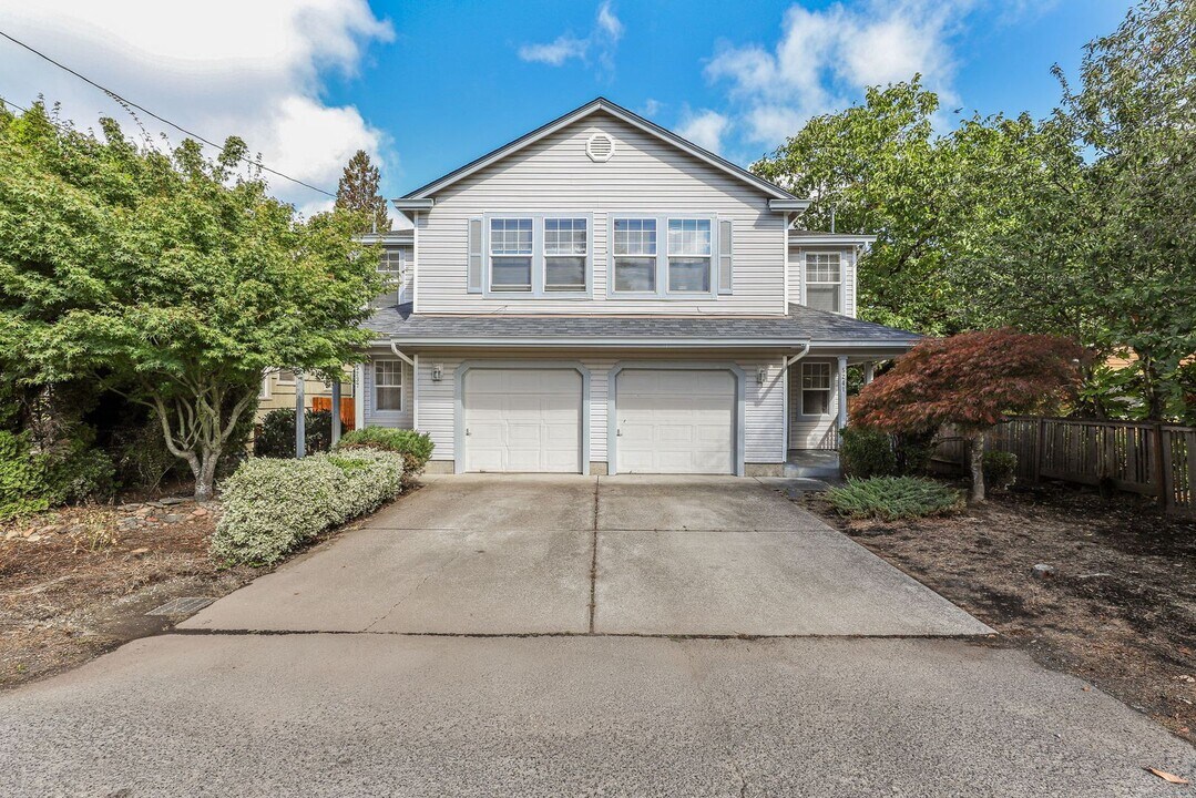 5237 SE Rural St in Portland, OR - Building Photo