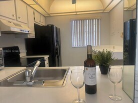 9330 Lagoon Pl in Davie, FL - Building Photo