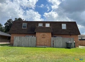 304 Palmwood Dr in Victoria, TX - Building Photo