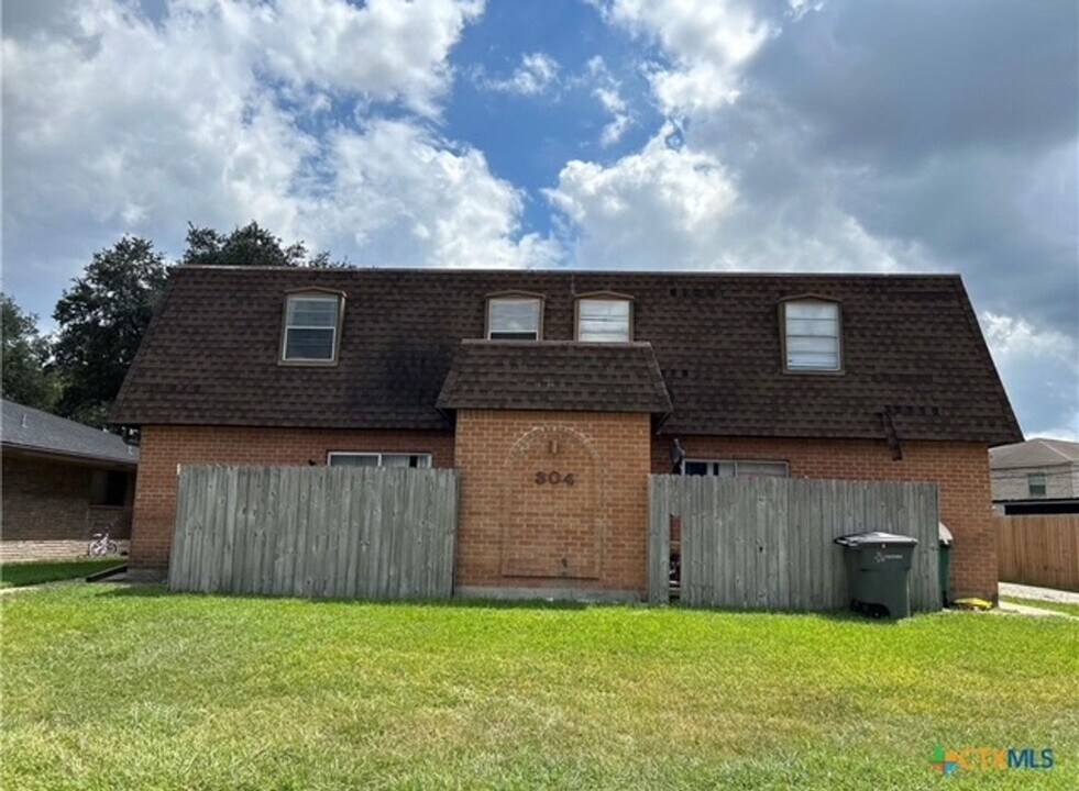 304 Palmwood Dr in Victoria, TX - Building Photo