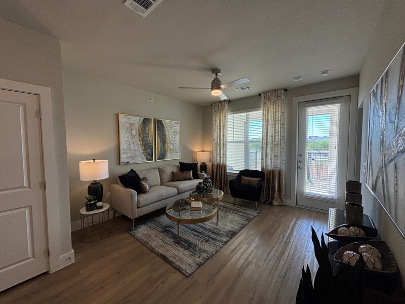 425 El Rio St in San Marcos, TX - Building Photo