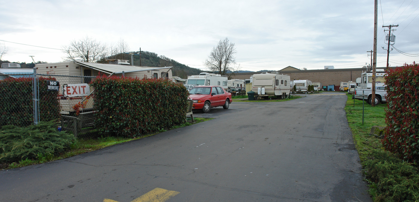 581 NE Alameda Ave in Roseburg, OR - Building Photo