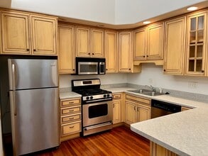 216 N Center St, Unit 2 in Bloomington, IL - Building Photo - Building Photo
