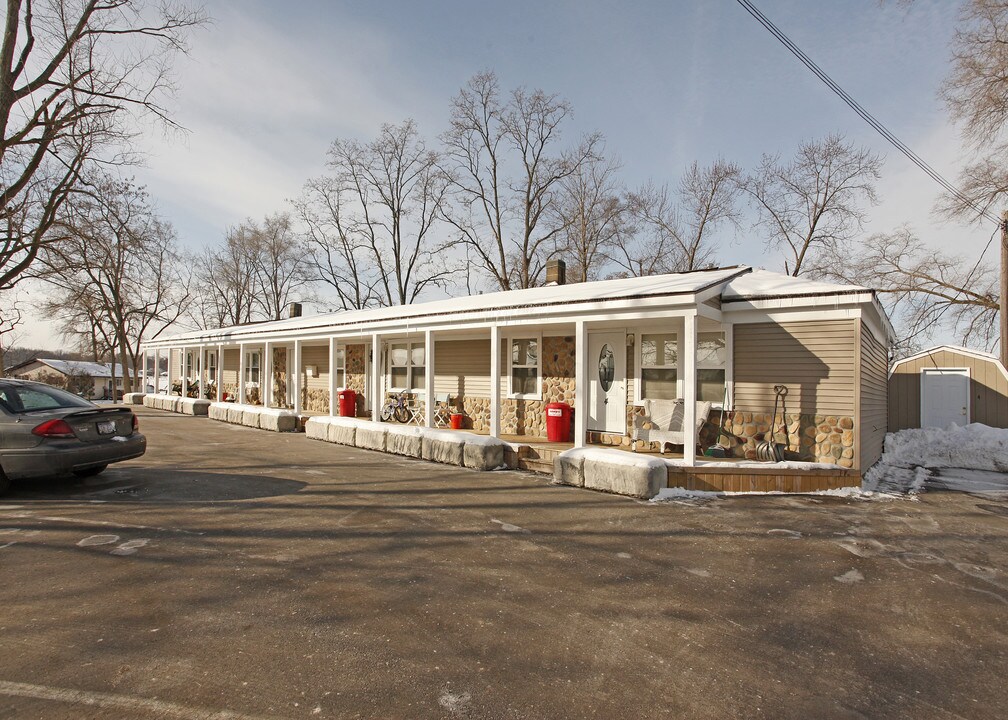 5155 Girard Dr in Pinckney, MI - Foto de edificio