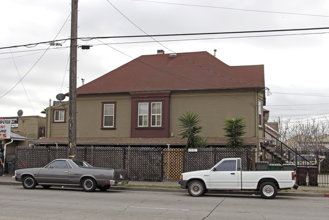 3711 San Leandro St in Oakland, CA - Building Photo - Building Photo