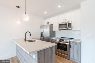 629 W Girard Ave-Unit -UNIT 202 in Philadelphia, PA - Building Photo - Building Photo