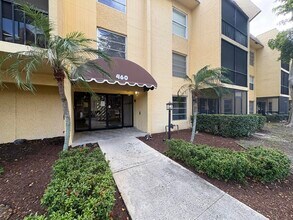 460 NW 20th St in Boca Raton, FL - Foto de edificio - Building Photo