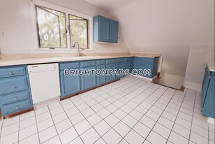 18 Upcrest Rd, Unit 3 in Boston, MA - Building Photo