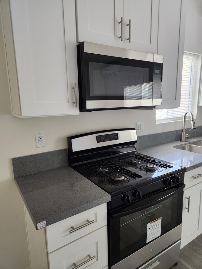 466 E 60th St in Long Beach, CA - Foto de edificio - Building Photo