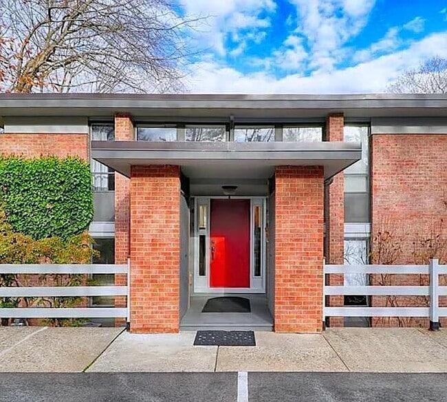 160 Fairfield Woods Rd in Fairfield, CT - Building Photo - Building Photo