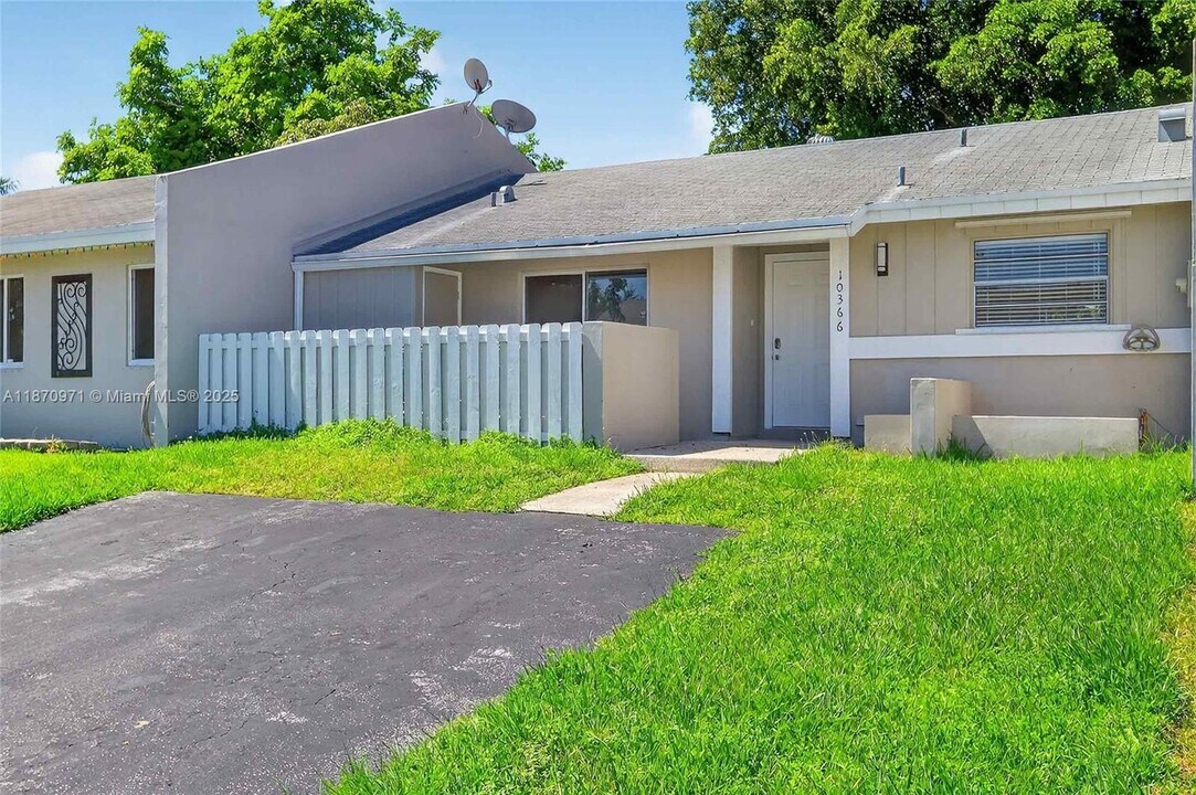 10366 SW 208th Ln in Cutler Bay, FL - Building Photo