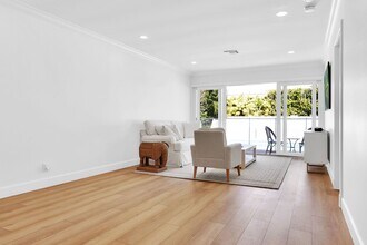 211 Miraflores Dr in Palm Beach, FL - Building Photo - Building Photo