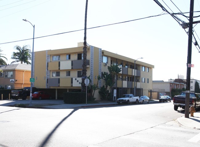 6574 W Fountain Ave in Los Angeles, CA - Building Photo - Building Photo