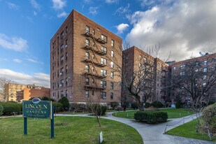 Lincoln Gardens in Flushing, NY - Building Photo