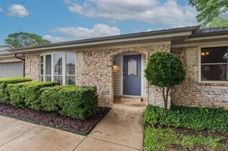 717 Huntwich Dr in Bedford, TX - Building Photo - Building Photo
