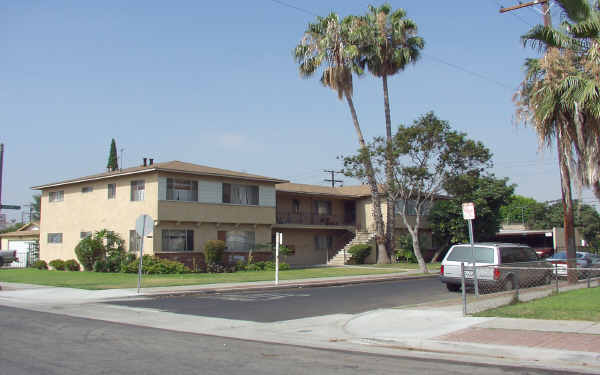 9505 San Miguel Ave in South Gate, CA - Foto de edificio