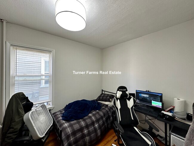 157 E Cottage St, Unit 3 in Boston, MA - Building Photo - Building Photo