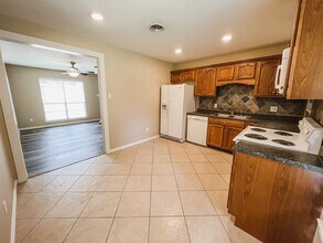 724 Gubert Ln in Alvin, TX - Building Photo - Building Photo