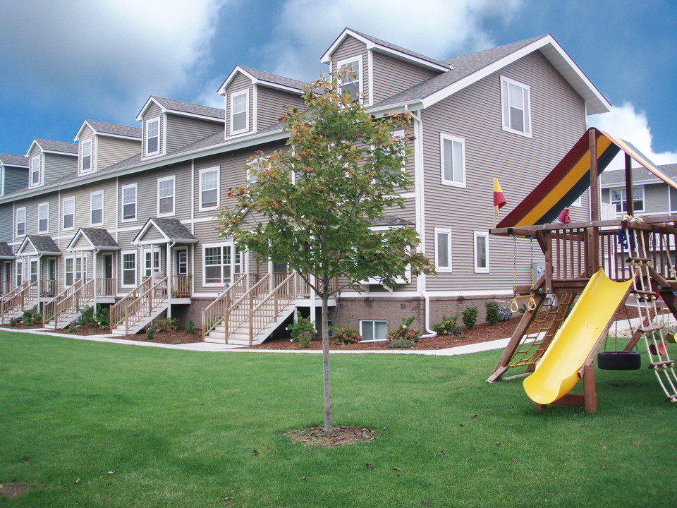 24-46 97th Ave NW in Coon Rapids, MN - Foto de edificio